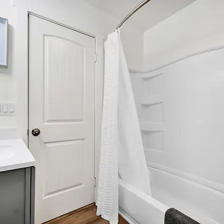 Retro Cottage, Hot Tub, Putting Green, Walk To All Thousand Oaks Exterior photo