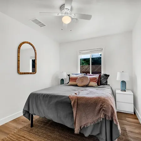 Retro Cottage, Hot Tub, Putting Green, Walk To All Thousand Oaks Exterior photo