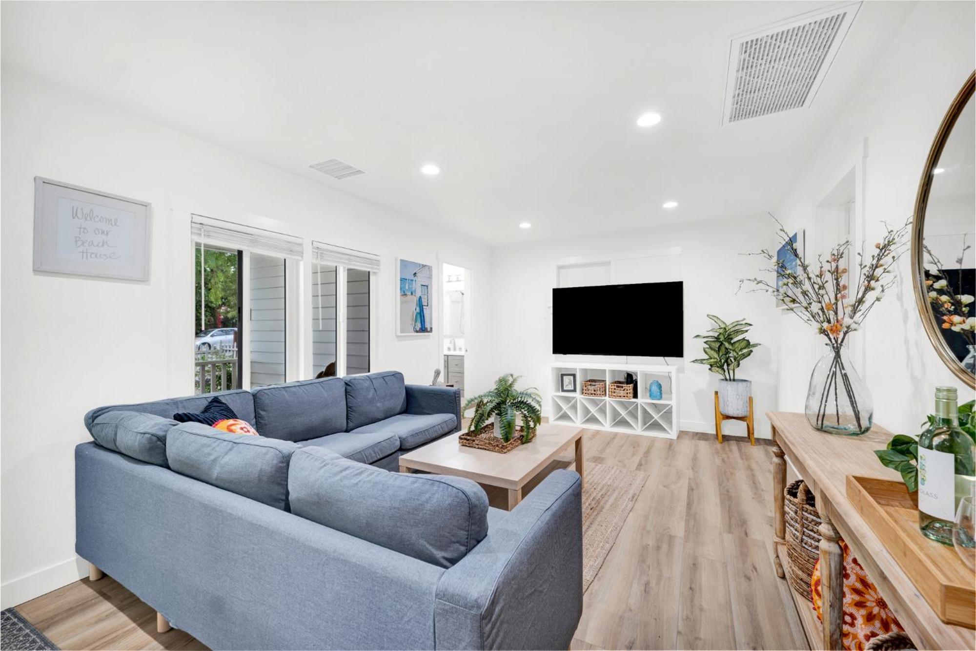 Retro Cottage, Hot Tub, Putting Green, Walk To * Thousand Oaks