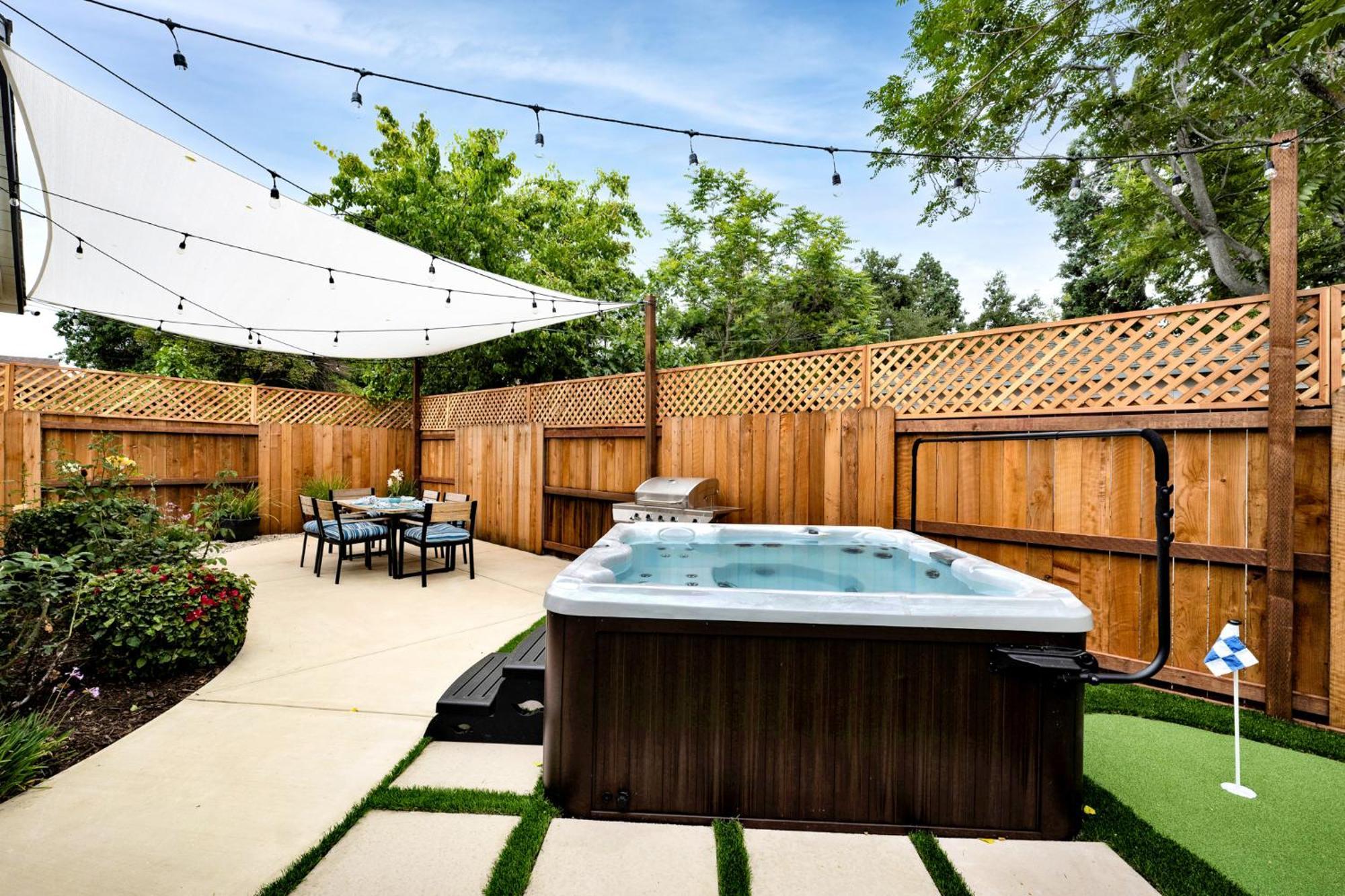 Retro Cottage, Hot Tub, Putting Green, Walk To Hébergement de vacances Thousand Oaks