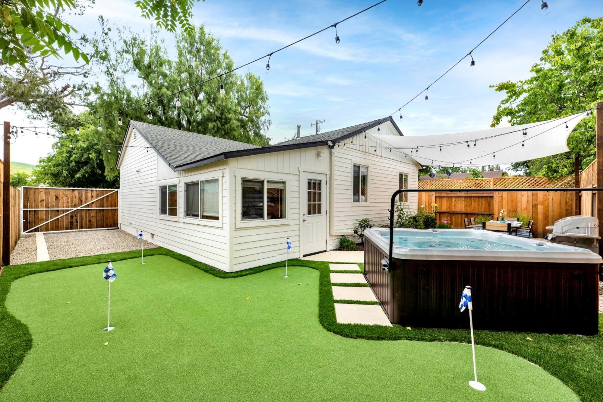 Retro Cottage, Hot Tub, Putting Green, Walk To *